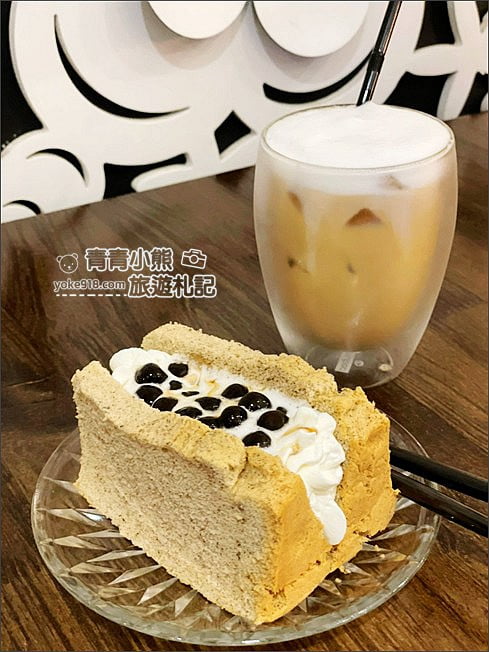 新竹景點》A&J cafe .黑色巨大禮物盒子~超大白色蝴蝶結,美味甜點就在這 @青青小熊*旅遊札記 新竹景點》A&J cafe .黑色巨大禮物盒子~超大白色蝴蝶結,美味甜點就在這 @青青小熊*旅遊札記