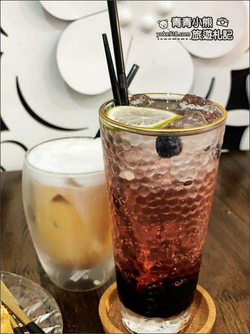 新竹景點》A&J cafe ．黑色巨大禮物盒子~超大白色蝴蝶結，美味甜點就在這 @青青小熊＊旅遊札記