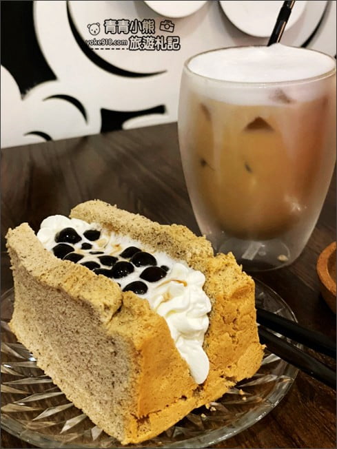 新竹景點》A&J cafe .黑色巨大禮物盒子~超大白色蝴蝶結,美味甜點就在這 @青青小熊*旅遊札記 新竹景點》A&J cafe .黑色巨大禮物盒子~超大白色蝴蝶結,美味甜點就在這 @青青小熊*旅遊札記