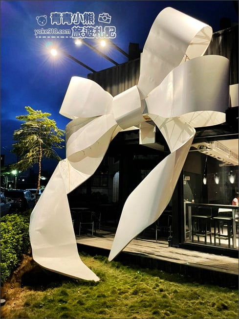 新竹景點》A&J cafe .黑色巨大禮物盒子~超大白色蝴蝶結,美味甜點就在這 @青青小熊*旅遊札記 新竹景點》A&J cafe .黑色巨大禮物盒子~超大白色蝴蝶結,美味甜點就在這 @青青小熊*旅遊札記
