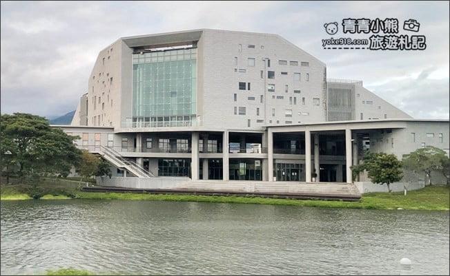 台東景點》台東大學圖書館。巨大書本的知識金字塔~人氣必拍亮點 @青青小熊*旅遊札記 台東景點》台東大學圖書館。巨大書本的知識金字塔~人氣必拍亮點 @青青小熊*旅遊札記
