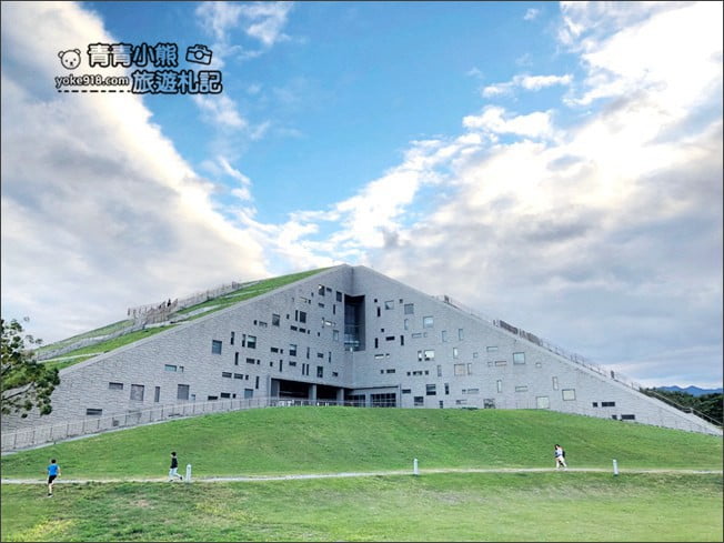台東景點》台東大學圖書館。巨大書本的知識金字塔~人氣必拍亮點 @青青小熊*旅遊札記 台東景點》台東大學圖書館。巨大書本的知識金字塔~人氣必拍亮點 @青青小熊*旅遊札記