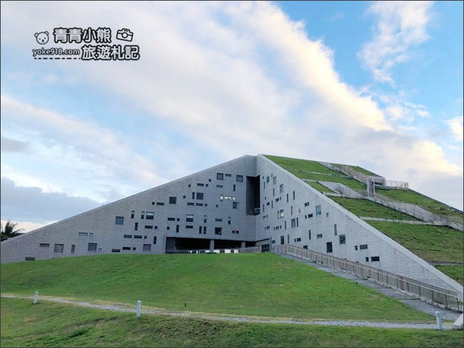 台東景點》台東大學圖書館。巨大書本的知識金字塔~人氣必拍亮點 @青青小熊*旅遊札記 台東景點》台東大學圖書館。巨大書本的知識金字塔~人氣必拍亮點 @青青小熊*旅遊札記