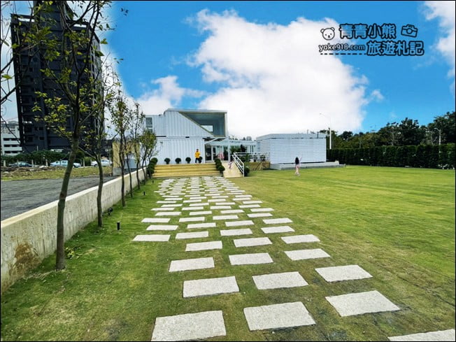 桃園景點》Overthere 白色貨櫃屋咖啡廳，享受陽光好心情~桃園約會好去處 @青青小熊＊旅遊札記