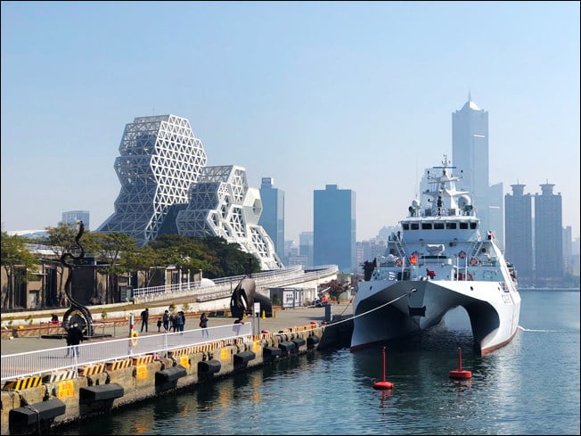 高雄新景點》港區大港橋造型優美．全亞洲最大跨港旋轉的大港橋 @青青小熊＊旅遊札記