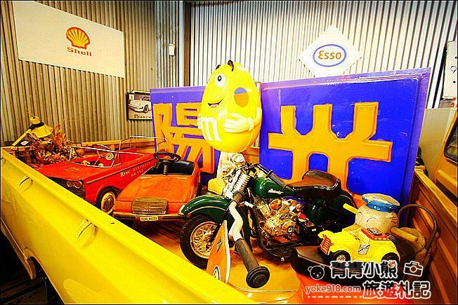 台中新景點》魚刺人雞蛋糕-修車廠店．古董汽車、小車車模型~車迷必訪 @青青小熊＊旅遊札記