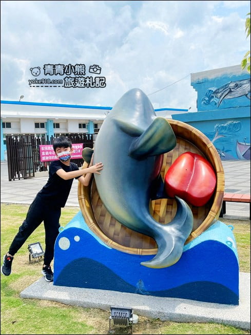 台中景點》梧棲漁港．必拍巨型海洋生物，逛新鮮漁獲吃美食 @青青小熊＊旅遊札記