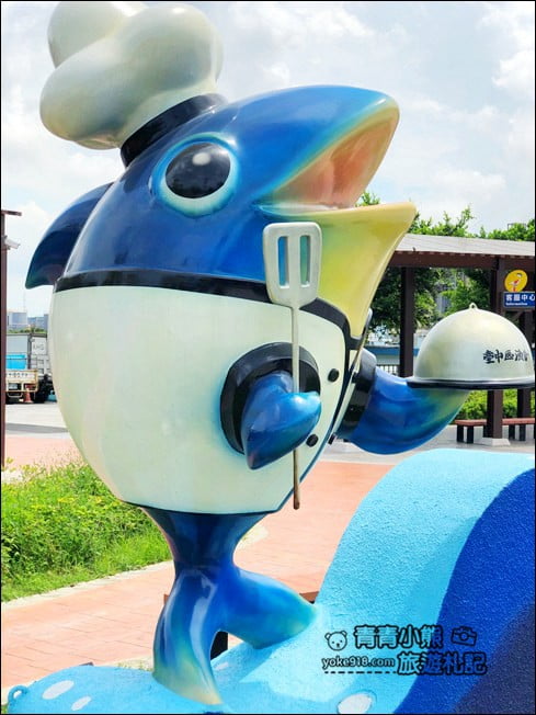 台中景點》梧棲漁港．必拍巨型海洋生物，逛新鮮漁獲吃美食 @青青小熊＊旅遊札記