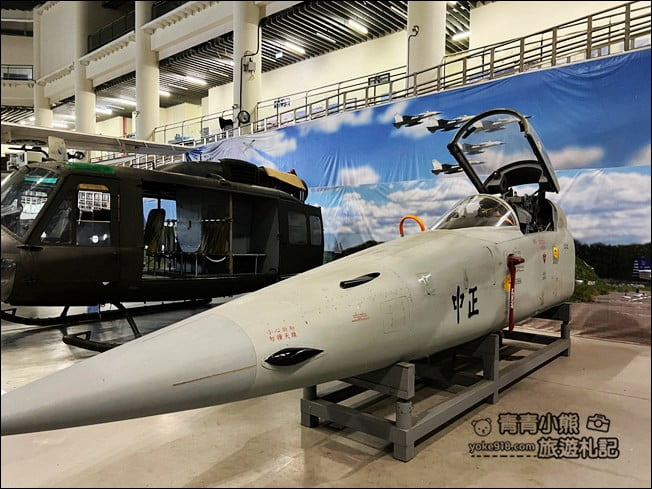 高雄景點》航空教育展示館.好像來到放大版模型室,變裝體驗當個小小飛行員 @青青小熊*旅遊札記 高雄景點》航空教育展示館.好像來到放大版模型室,變裝體驗當個小小飛行員 @青青小熊*旅遊札記