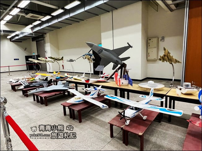 高雄景點》航空教育展示館.好像來到放大版模型室,變裝體驗當個小小飛行員 @青青小熊*旅遊札記 高雄景點》航空教育展示館.好像來到放大版模型室,變裝體驗當個小小飛行員 @青青小熊*旅遊札記