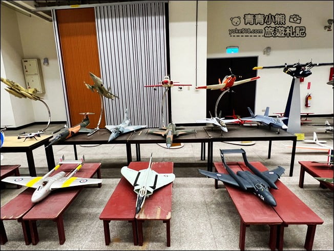 高雄景點》航空教育展示館.好像來到放大版模型室,變裝體驗當個小小飛行員 @青青小熊*旅遊札記 高雄景點》航空教育展示館.好像來到放大版模型室,變裝體驗當個小小飛行員 @青青小熊*旅遊札記