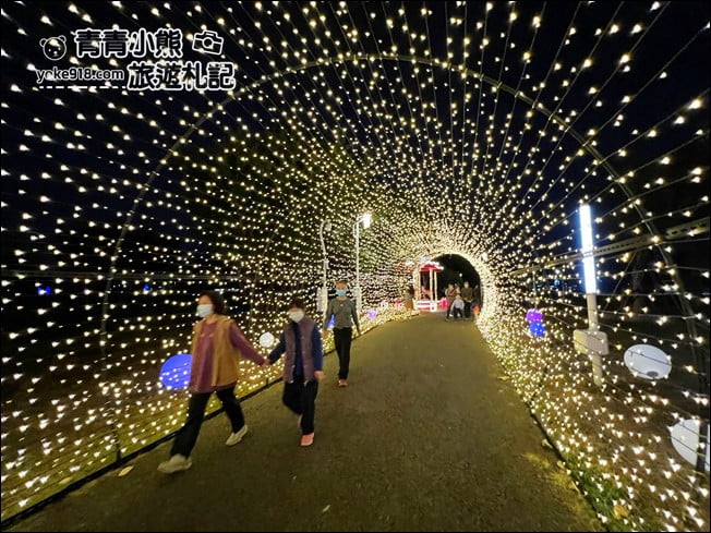 台中景點》水湳中央公園，迎接2022，浪漫旋轉木馬~聖誕跨年燈飾登場 @青青小熊＊旅遊札記