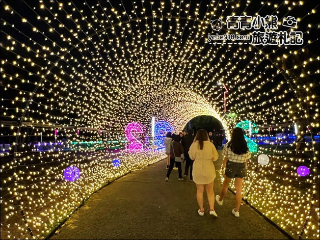 台中景點》水湳中央公園,迎接2022,浪漫旋轉木馬~聖誕跨年燈飾登場 @青青小熊*旅遊札記 台中景點》水湳中央公園,迎接2022,浪漫旋轉木馬~聖誕跨年燈飾登場 @青青小熊*旅遊札記
