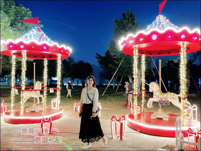 台中景點》水湳中央公園，迎接2022，浪漫旋轉木馬~聖誕跨年燈飾登場 @青青小熊＊旅遊札記