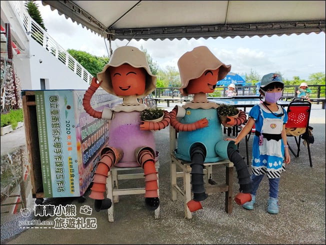 雲林景點》口湖遊客中心．巨大繽紛的海將軍，餵魚散步去 @青青小熊＊旅遊札記