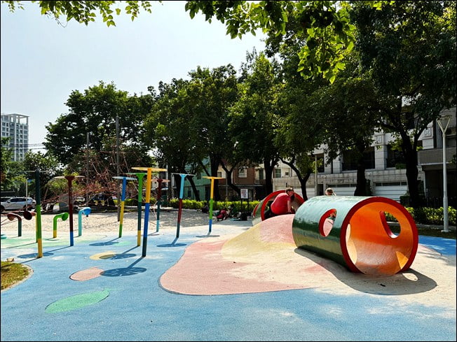 高雄新景點》走進愛麗絲的奇幻樂園~不用門票可愛好拍的高雄新亮點 @青青小熊*旅遊札記 高雄新景點》走進愛麗絲的奇幻樂園~不用門票可愛好拍的高雄新亮點 @青青小熊*旅遊札記