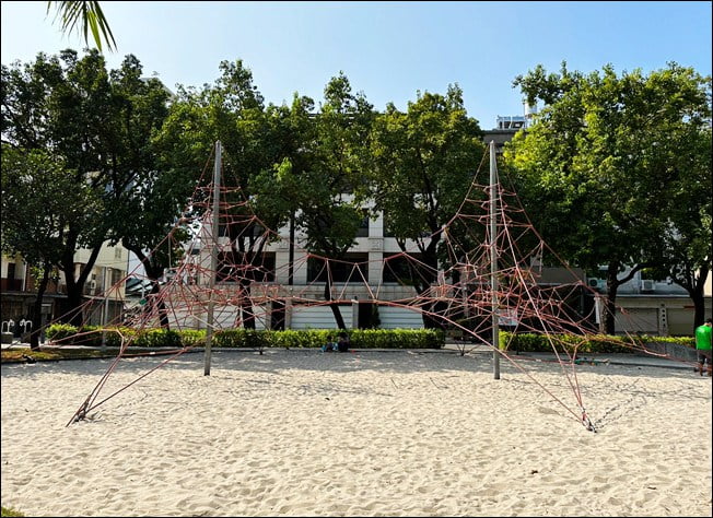 高雄新景點》走進愛麗絲的奇幻樂園~不用門票可愛好拍的高雄新亮點 @青青小熊＊旅遊札記