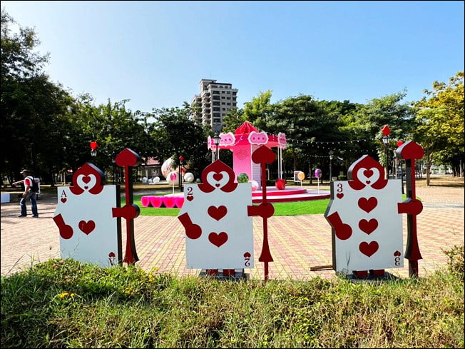 高雄新景點》走進愛麗絲的奇幻樂園~不用門票可愛好拍的高雄新亮點 @青青小熊*旅遊札記 高雄新景點》走進愛麗絲的奇幻樂園~不用門票可愛好拍的高雄新亮點 @青青小熊*旅遊札記
