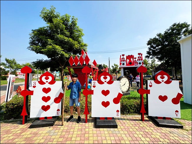 高雄新景點》走進愛麗絲的奇幻樂園~不用門票可愛好拍的高雄新亮點 @青青小熊＊旅遊札記