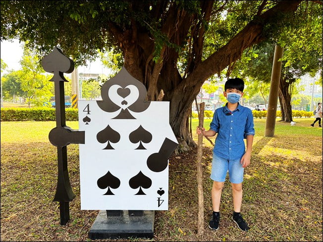 高雄新景點》走進愛麗絲的奇幻樂園~不用門票可愛好拍的高雄新亮點 @青青小熊＊旅遊札記