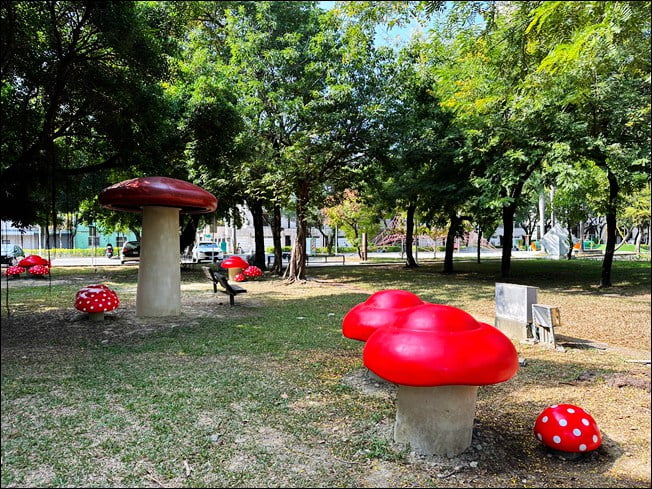 高雄新景點》走進愛麗絲的奇幻樂園~不用門票可愛好拍的高雄新亮點 @青青小熊*旅遊札記 高雄新景點》走進愛麗絲的奇幻樂園~不用門票可愛好拍的高雄新亮點 @青青小熊*旅遊札記