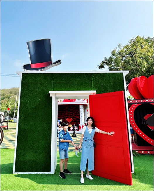 高雄新景點》走進愛麗絲的奇幻樂園~不用門票可愛好拍的高雄新亮點 @青青小熊＊旅遊札記