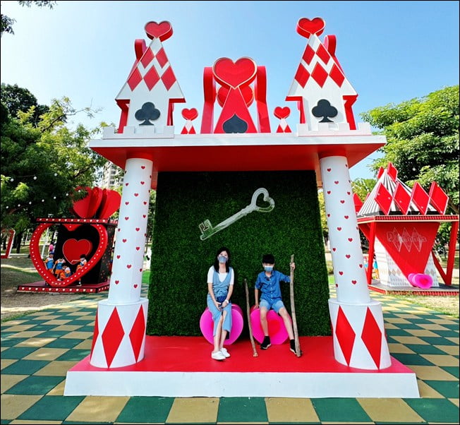 高雄新景點》走進愛麗絲的奇幻樂園~不用門票可愛好拍的高雄新亮點 @青青小熊*旅遊札記 高雄新景點》走進愛麗絲的奇幻樂園~不用門票可愛好拍的高雄新亮點 @青青小熊*旅遊札記