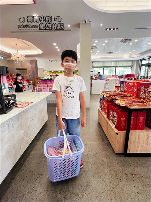 苗栗伴手禮景點》裕芳食品通霄店，大包實惠又好好吃~苗栗通霄必買伴手禮 @青青小熊＊旅遊札記