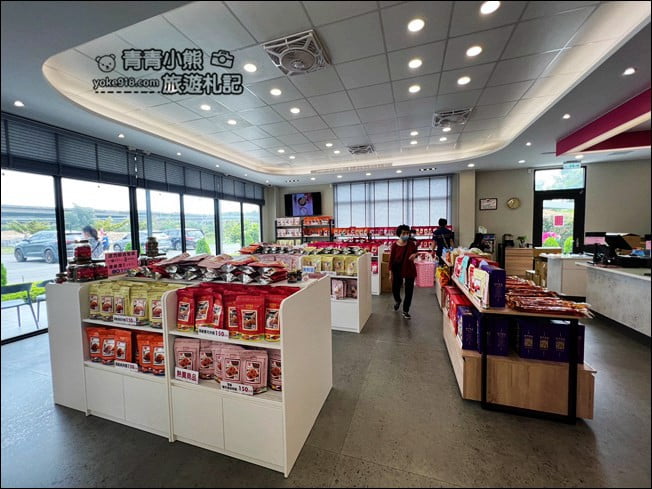 苗栗伴手禮景點》裕芳食品通霄店，大包實惠又好好吃~苗栗通霄必買伴手禮 @青青小熊＊旅遊札記