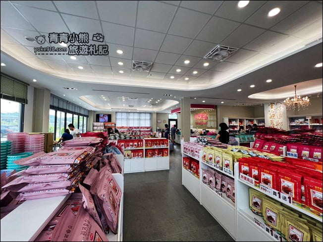 苗栗伴手禮景點》裕芳食品通霄店，大包實惠又好好吃~苗栗通霄必買伴手禮 @青青小熊＊旅遊札記