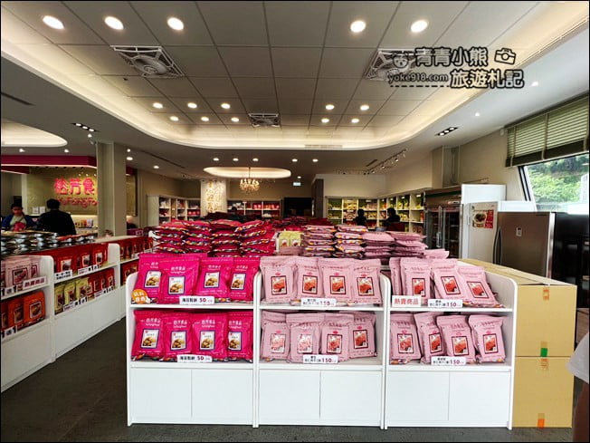 苗栗伴手禮景點》裕芳食品通霄店，大包實惠又好好吃~苗栗通霄必買伴手禮 @青青小熊＊旅遊札記