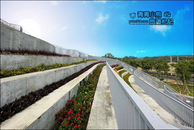 台南景點》新化果菜市場，還有空中大草皮，顛覆傳統新化最美果菜市場 @青青小熊＊旅遊札記
