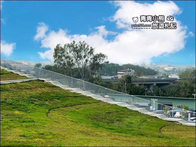 台南景點》新化果菜市場，還有空中大草皮，顛覆傳統新化最美果菜市場 @青青小熊＊旅遊札記