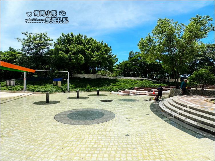 桃園景點》龍潭運動公園免費玩水去~戲水池期間限定開放 @青青小熊＊旅遊札記