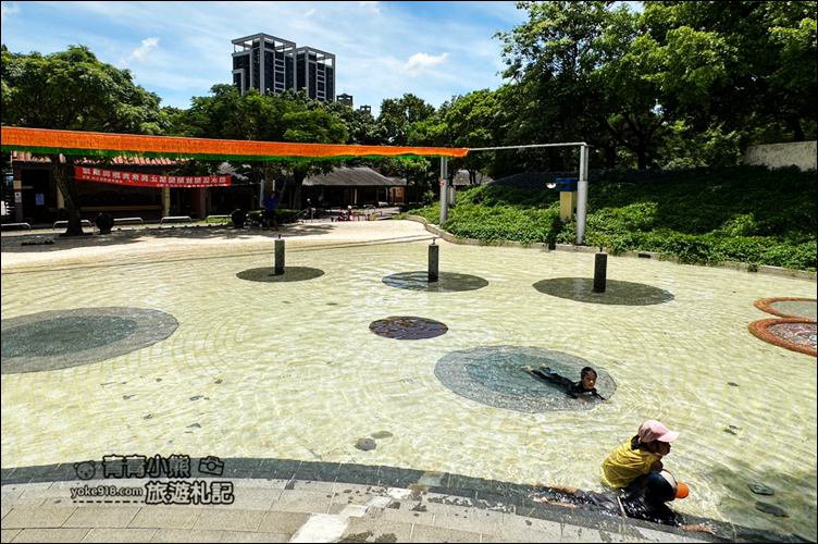 桃園景點》龍潭運動公園免費玩水去~戲水池期間限定開放 @青青小熊＊旅遊札記