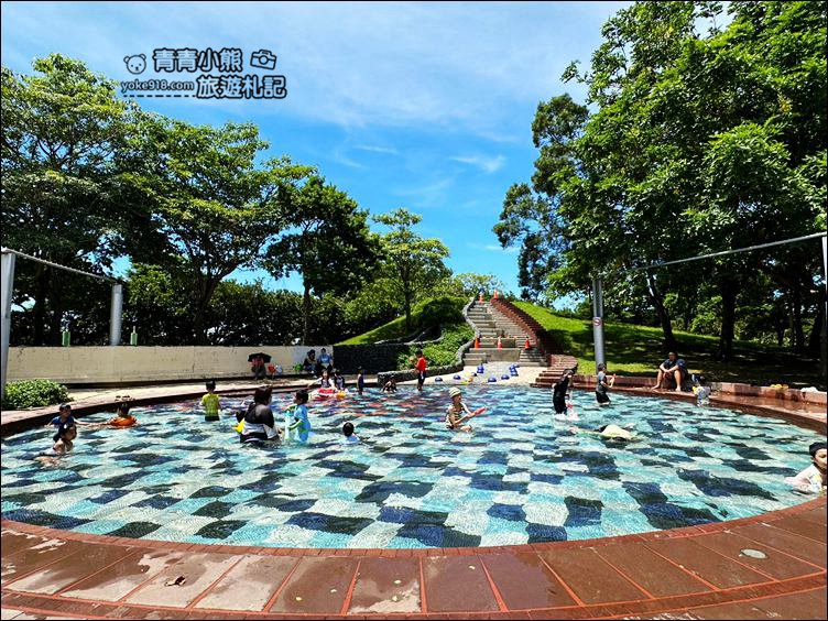 桃園景點》龍潭運動公園免費玩水去~戲水池期間限定開放 @青青小熊＊旅遊札記