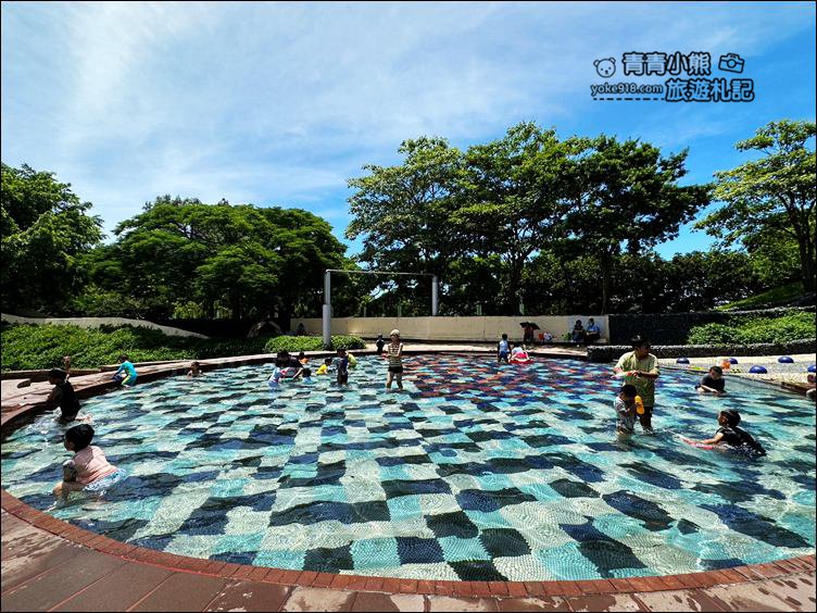 桃園景點》龍潭運動公園免費玩水去~戲水池期間限定開放 @青青小熊＊旅遊札記