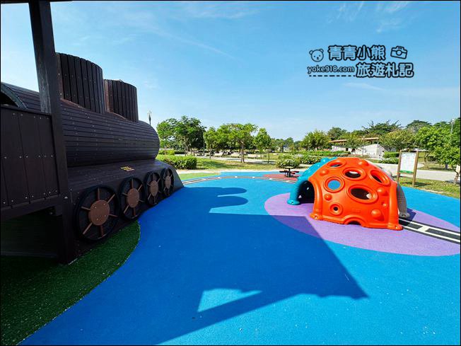 彰化新景點》溪湖中央公園~迷你五分車站，還有三層樓巨大葡萄藤堡溜滑梯 @青青小熊＊旅遊札記