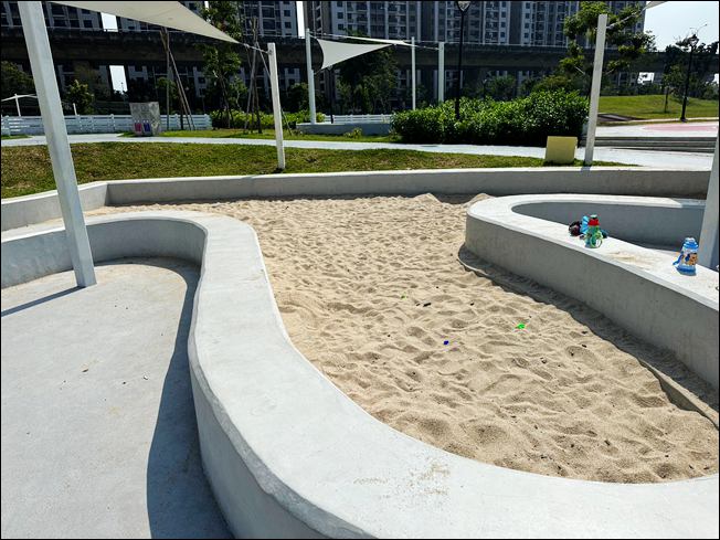 台中景點》繽紛台中馬卡龍公園~11公尺溜滑梯,多種遊樂設施放電去。 @青青小熊*旅遊札記