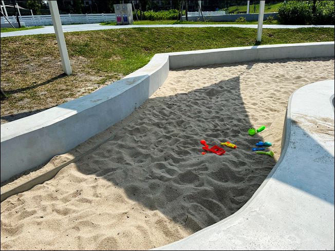 台中景點》繽紛台中馬卡龍公園~11公尺溜滑梯,多種遊樂設施放電去。 @青青小熊*旅遊札記