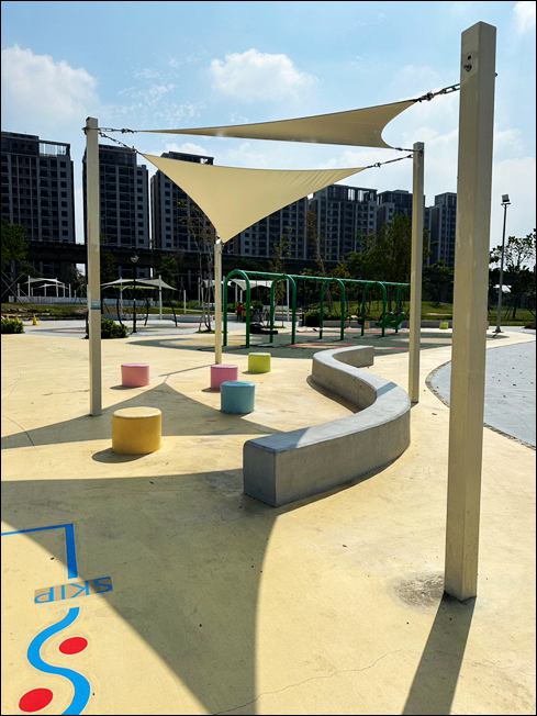 台中景點》繽紛台中馬卡龍公園~11公尺溜滑梯,多種遊樂設施放電去。 @青青小熊*旅遊札記 台中景點》繽紛台中馬卡龍公園~11公尺溜滑梯,多種遊樂設施放電去。 @青青小熊*旅遊札記