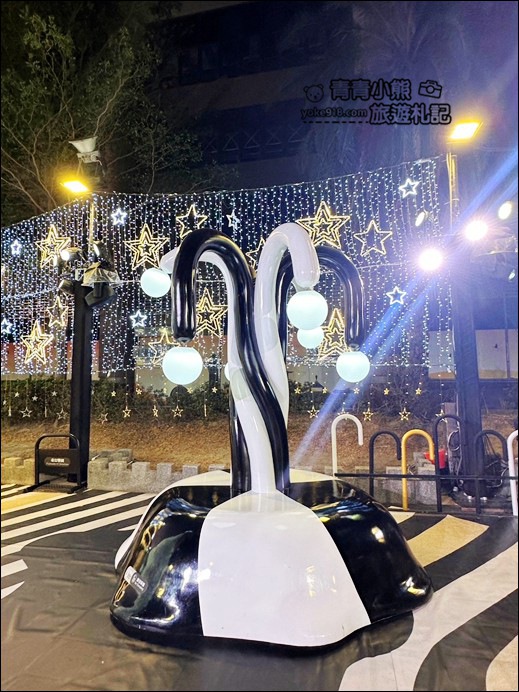 台南拍照景點》2023台南新光三越奇幻樂園~還有11米高的彩虹聖誕樹，給你不一樣的聖誕氣息 @青青小熊＊旅遊札記