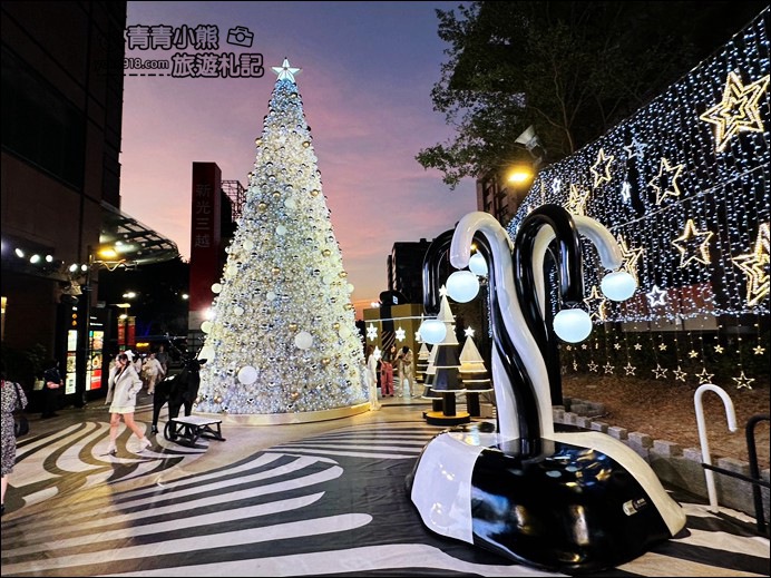 台南拍照景點》2023台南新光三越奇幻樂園~還有11米高的彩虹聖誕樹，給你不一樣的聖誕氣息 @青青小熊＊旅遊札記