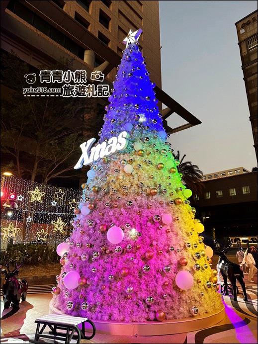 台南拍照景點》2023台南新光三越奇幻樂園~還有11米高的彩虹聖誕樹,給你不一樣的聖誕氣息 @青青小熊*旅遊札記 台南拍照景點》2023台南新光三越奇幻樂園~還有11米高的彩虹聖誕樹,給你不一樣的聖誕氣息 @青青小熊*旅遊札記