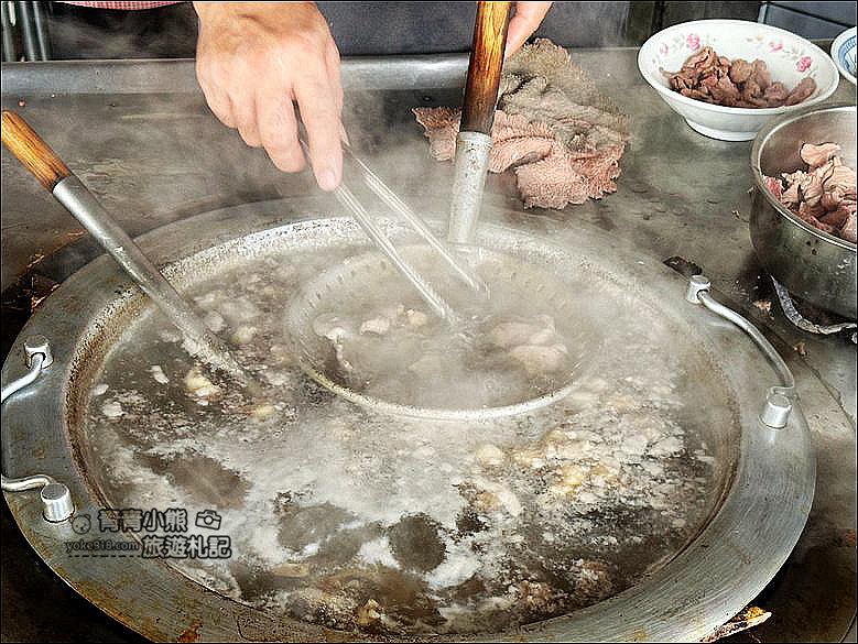 雲林北港小吃》輝煌牛肉湯.60元一碗的牛肉湯~湯頭甜.牛肉新鮮好吃還可免費加湯喝到飽 @青青小熊*旅遊札記 雲林北港小吃》輝煌牛肉湯.60元一碗的牛肉湯~湯頭甜.牛肉新鮮好吃還可免費加湯喝到飽 @青青小熊*旅遊札記