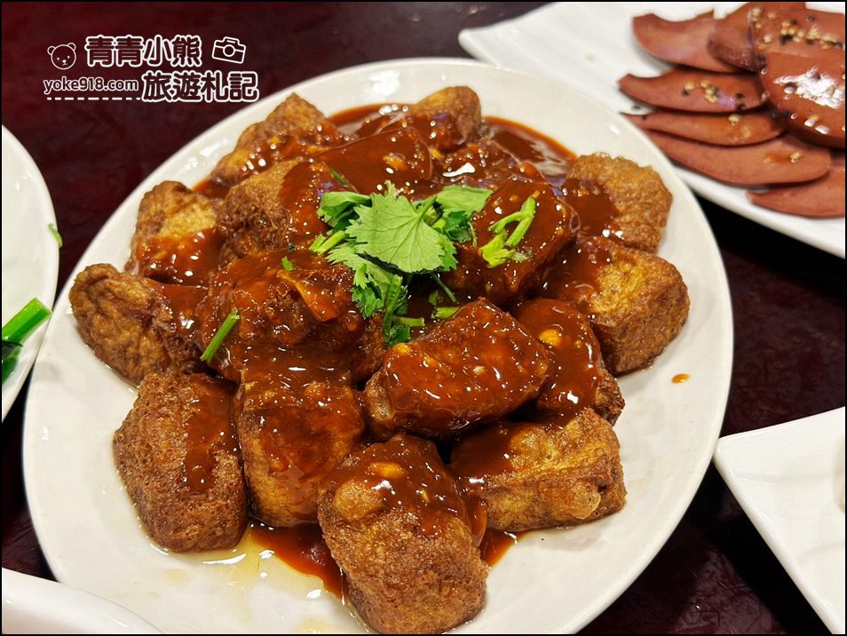 宜蘭美食》人氣強強滾的番割田甕缸雞~烤雞好香，涼菜熱炒也不錯 @青青小熊＊旅遊札記