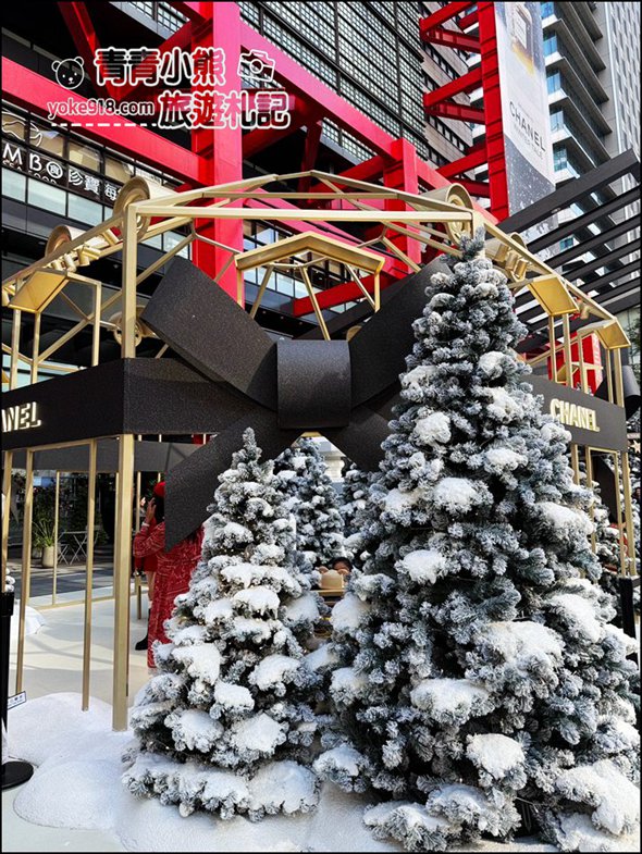 台北景點》2024最新聖誕燈飾~信義區下雪了，白雪秘境,巨大禮物盒,水晶球，還有雪景聖誕樹 @青青小熊＊旅遊札記