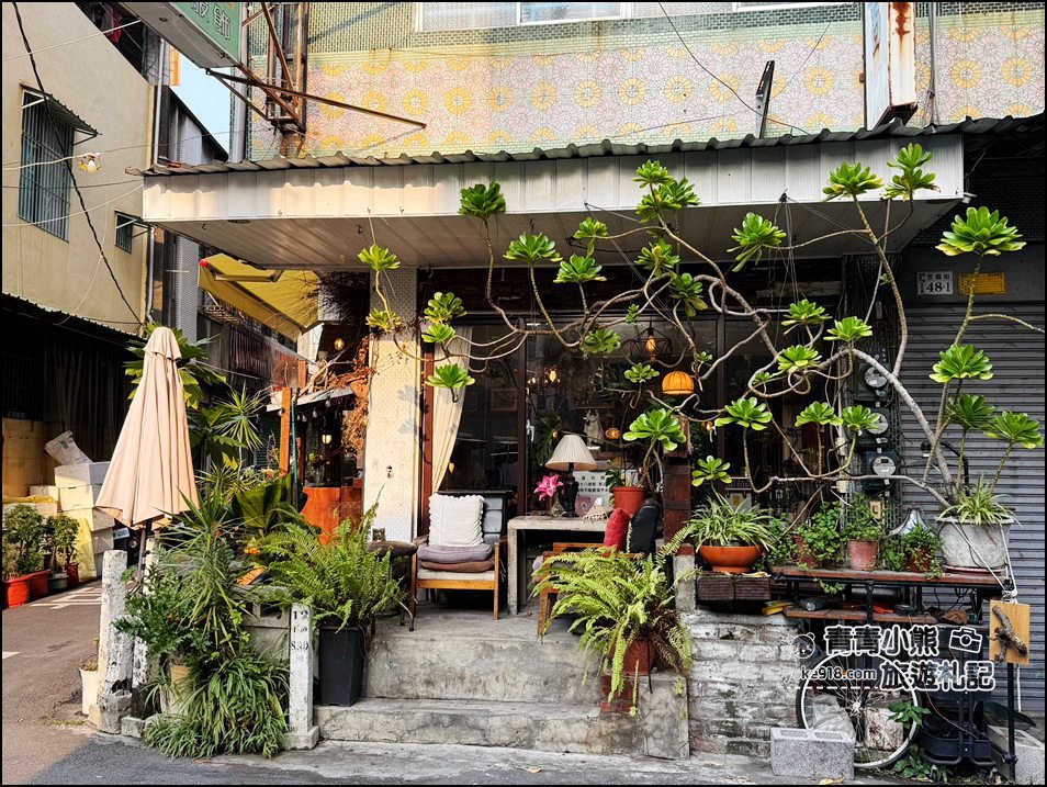 嘉義景點》隱身巷弄可以擼貓的 IN COFFEE，這裡的咩星人也太可愛 @青青小熊＊旅遊札記
