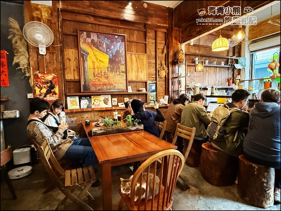 嘉義景點》隱身巷弄可以擼貓的 IN COFFEE，這裡的咩星人也太可愛 @青青小熊＊旅遊札記