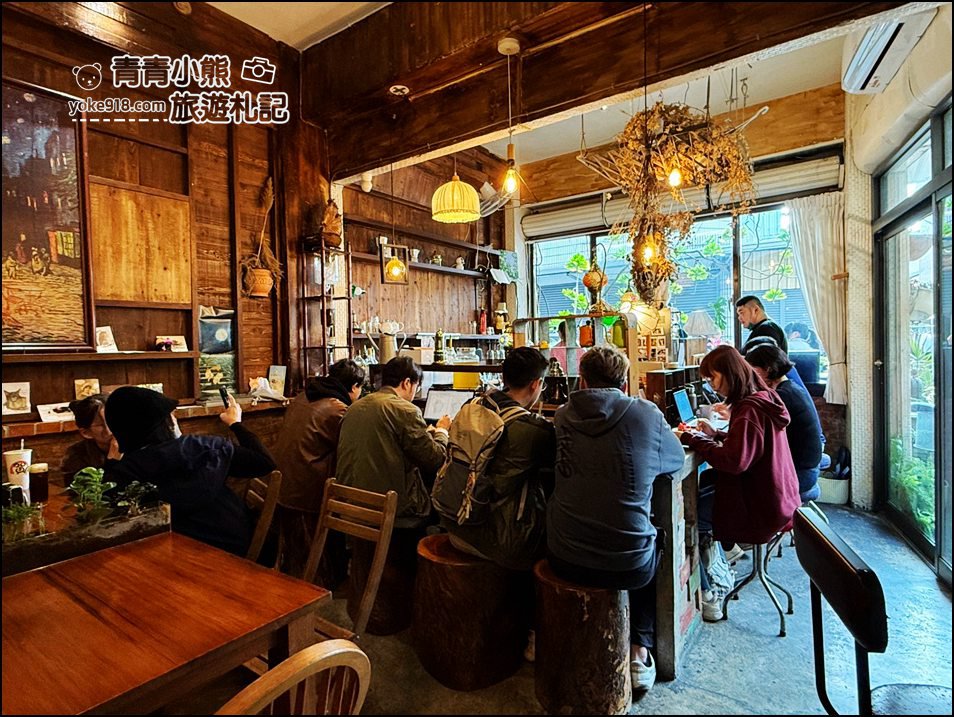 嘉義景點》隱身巷弄可以擼貓的 IN COFFEE，這裡的咩星人也太可愛 @青青小熊＊旅遊札記